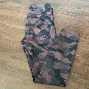 Invigorate tight in brown camouflage